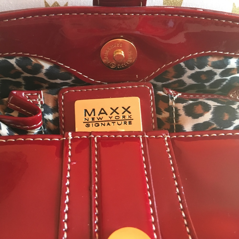 Maxi New York Signature Red Clutch Women's Purse - Picture 5 of 8